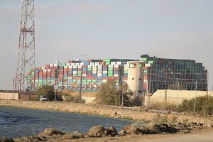 ELLITORAL_366832 |  Xinhua/Wang Dongzhen (210329) -- CANAL DE SUEZ, 29 marzo, 2021 (Xinhua) -- Imagen del 29 de marzo de 2021 del buque portacontenedores Ever Given, en el Canal de Suez, Egipto. El tráfico en el Canal de Suez fue reanudado después de que el gigantesco buque portacontenedores Ever Given fue puesto a flote exitosamente, luego de estar encallado cerca de una semana en el canal, informó el lunes la Autoridad del Canal de Suez egipcia. (Xinhua/Wang Dongzhen) (rtg) (ra) (dp)