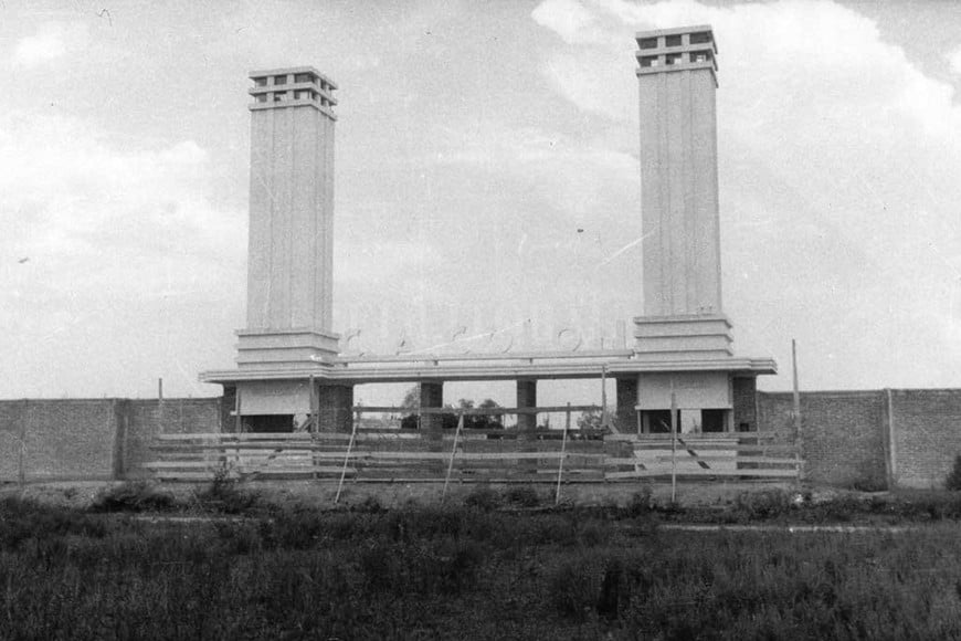 ELLITORAL_312654 |  Archivo El Litoral El viejo portón de acceso al club