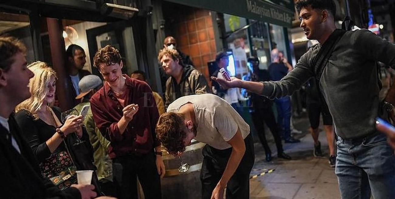Inglaterra: bares y restaurantes cerrarán temprano por el rebrote de COVID-19