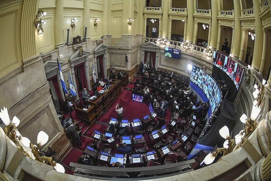 ELLITORAL_368524 |  GABRIELCANO / COMUNICACION SENADO Télam 08/04/2021 Buenos Aires: El Senado comenzó esta tarde la sesión especial en la que buscará convertir en ley el proyecto que exime del Impuesto a las Ganancias a los trabajadores registrados con salarios de hasta $150.000, una reforma al Régimen de Monotributo y una norma que penaliza el acoso callejero. Foto: Prensa Senado Luciano In garamo