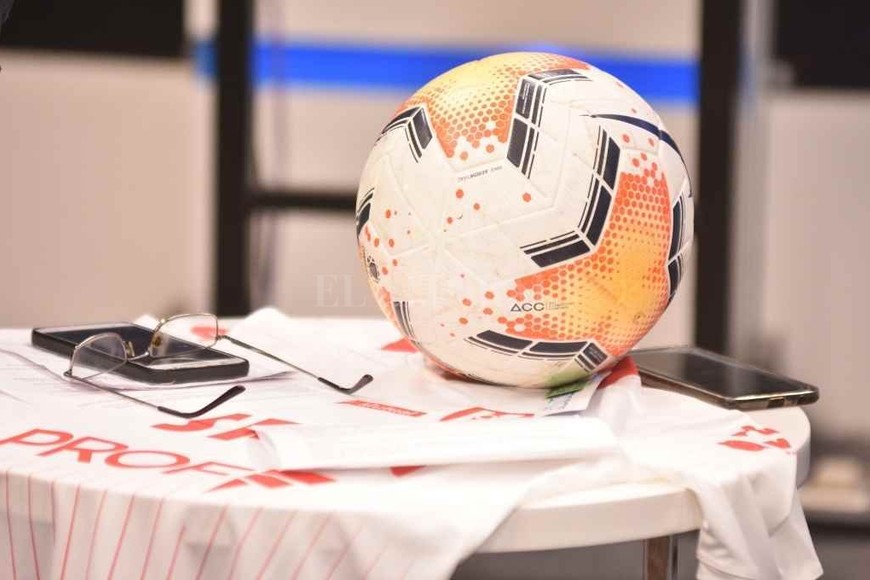 ELLITORAL_339772 |  Manuel Fabatía La pelota de la Copa. El balón oficial de la Copa Sudamericana 2020 en los estudios de CyD Litoral, el canal de TV del Diario El Litoral.