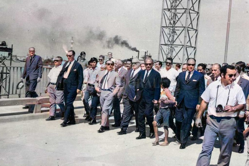 ELLITORAL_367168 |  Gentileza M. Testi. Cruce. Las autoridades fueron las primeras en atravesar el viaducto. Nótese la presencia de un niño descalzo y la ausencia de mujeres en la imagen.
