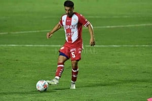 Manuel Fabatía Nelson Acevedo en acción, la noche del partido con Sarmiento. Quizás este domingo tenga mayores espacios para manejar la pelota, aunque Unión se encontrará con un rival que mostrará mayores ambiciones que el equipo de Junín.