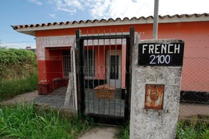 ELLITORAL_267606 |  Mauricio Garín. Usurpada. La casa ocupada ilegalmente está en la intersección de bulevar French y Las Heras.