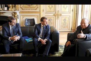ELLITORAL_268276 |  AP El presidente interino del Consejo francés de la fe musulmana, Dalil Boubakeur, a la derecha, junto al presidente francés Emmanuel Macron, y el ministro del Interior, Christophe Castaner, en el Palacio del Elíseo en París