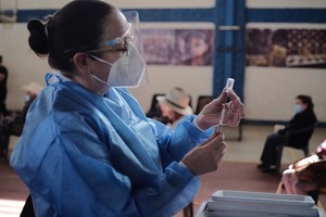 ELLITORAL_362128 |  Xinhua (210310) -- JALISCO, 10 marzo, 2021 (Xinhua) -- Una trabajadora de la salud prepara una vacuna CoronaVac desarrollada por el laboratorio chino Sinovac contra la enfermedad del nuevo coronavirus (COVID-19), en el municipio de Tepatitlán de Morelos, estado de Jalisco, México, el 10 de marzo de 2021. El Plan de Vacunación contra la COVID-19 de México consta de cinco etapas: la primera incluye al personal de salud, la segunda a las personas mayores de 60 años, entre febrero y marzo, mientras que las personas entre los 50 y 59 años se vacunarán entre abril y mayo. De mayo a junio se protegerá al grupo de 40 a 49 años y en la última etapa, de junio a marzo de 2022, al resto de la población. (Xinhua/Bernardette Gómez) (bg) (ah) (da) (dp)
