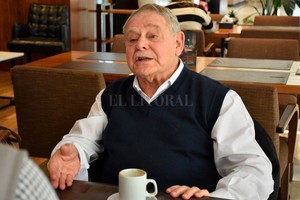 Luis Cetraro Lindenboim destaca la extensión de la educación pública que ha forjado una clase media emprendedora, pero advierte sobre la caída de la calidad de la formación de los docentes.