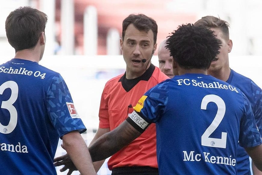 ELLITORAL_304877 |   Schalke's US midfielder Weston McKennie (1st-R) wears an armband reading "Justice for George" during the German first division Bundesliga football match FC Schalke 04 v SV Werder Bremen on May 30, 2020 at the Veltins Arena in Gelsenkirchen, western Germany. - The policeman accused of killing unarmed African American George Lloyd in the US city of Minneapolis has been taken into custody, a state official announced Friday. Derek Chauvin, who was seen in an explosive video pressing his knee to the neck of handcuffed Floyd for at least five minutes on Monday, was arrested earlier Friday, said John Harrington, Commissioner of the Minnesota Department of Public Safety. (Photo by Bernd Thissen / POOL / AFP) / DFL REGULATIONS PROHIBIT ANY USE OF PHOTOGRAPHS AS IMAGE SEQUENCES AND/OR QUASI-VIDEO
