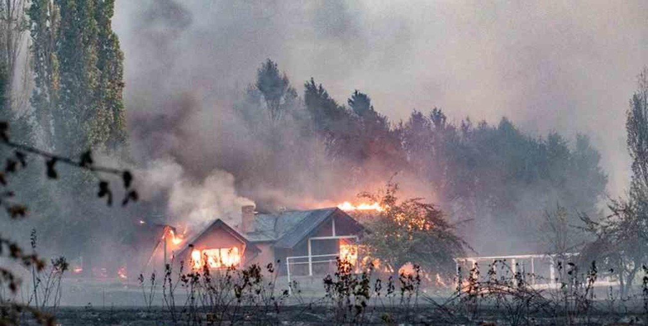 Ascienden a tres las víctimas fatales por los incendios en Chubut
