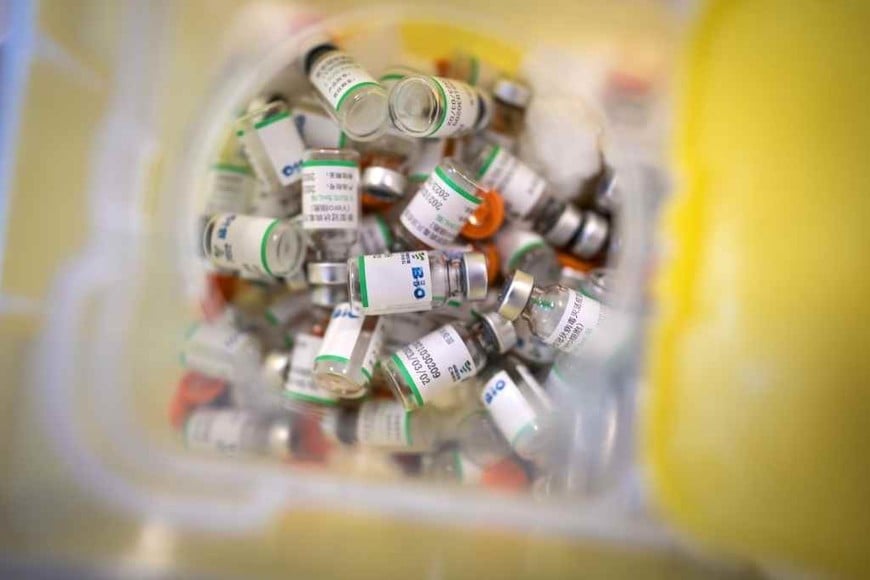 ELLITORAL_369129 |  Gentileza Pese a la implementación de los planes de vacunación (en foto, frascos vacíos de Sinopharm), los países se encuentran afrontando un nuevo rebrote de coronavirus debido a la dispersión de las variantes de la enfermedad.