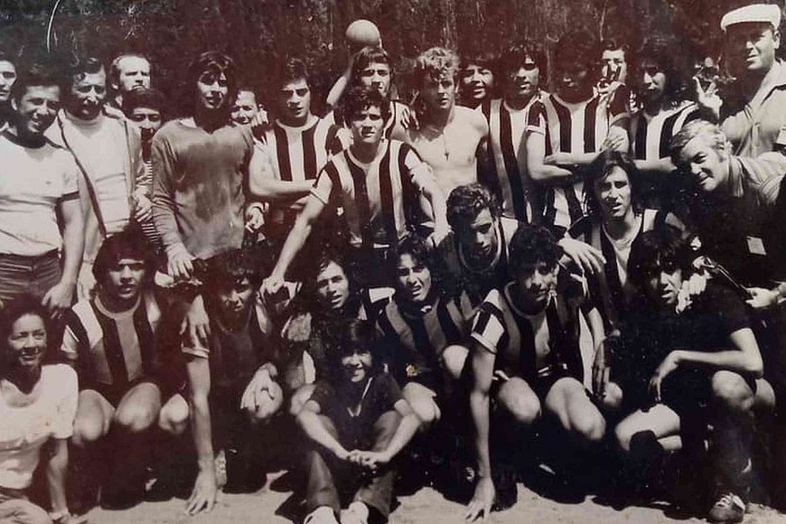ELLITORAL_342443 |   El equipo de Paraná campeón Juvenil del Nacional Evita en Embalse, en 1973.