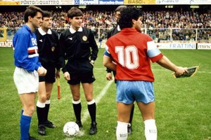 ELLITORAL_365015 |  Gentileza Sin despedida. Hace 30 años, Diego Maradona cerró su ciclo en Napoli (con la casaca roja) con una derrota 4-1 de visitante ante Sampdoria. Nunca lo despidieron porque el  10  nunca se fue de Nápoles.