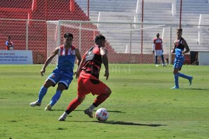 ELLITORAL_354670 |  Gentileza Prensa Club Unión Acevedo volvió a pisar el 15 de Abril y jugó para los suplentes. En la foto, marca a uno de los volantes de Patronato, en tanto que se observa a Franco Calderón y, más atrás, a Ignacio Arce, quien retornó a la institución.