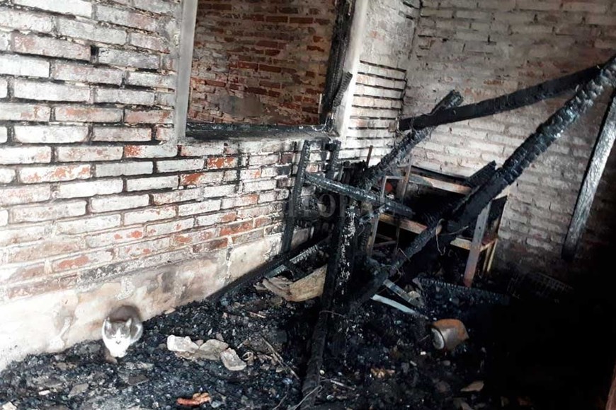ELLITORAL_266735 |  Danilo Chiapello El estado en que quedó una vivienda de pasaje Marsengo al 7100 incendiada por delincuentes.