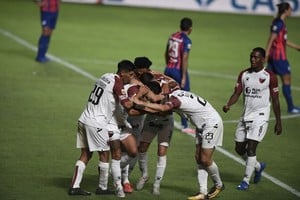 Ignacio Izaguirre El festejo del golazo del Pulga Rodríguez en cancha de San Lorenzo, la última vez que ambos equipos se enfrentaron. Esa noche, el pésimo arbitraje de Merlos fue perjudicial para Colón.