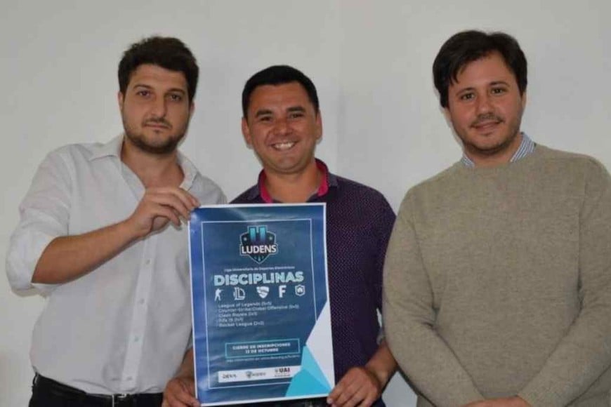 ELLITORAL_318930 |  Gentileza El Informe El ex subsecretario de Educación y Cultura de Venado Tuerto Sebastián Roma, junto a Sergio Guiñazú y Juan Cruz Pacoslaski en representación de UTN Regional Venado Tuerto, en una presentaciòn del torneo LUDENS.