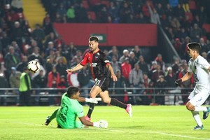 ELLITORAL_258627 |  Pablo Aguirre El cuarto. Lértora define por encina del arquero Morales.