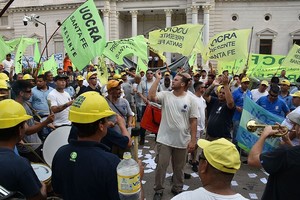 Luis Cetraro Cientos de obreros de la construcción estuvieron toda la tarde frente a Legislatura y una comisión de ellos fue atendida sobre el final de la tarde. Piden el tratamiento de la ley de Necesidad Pública.