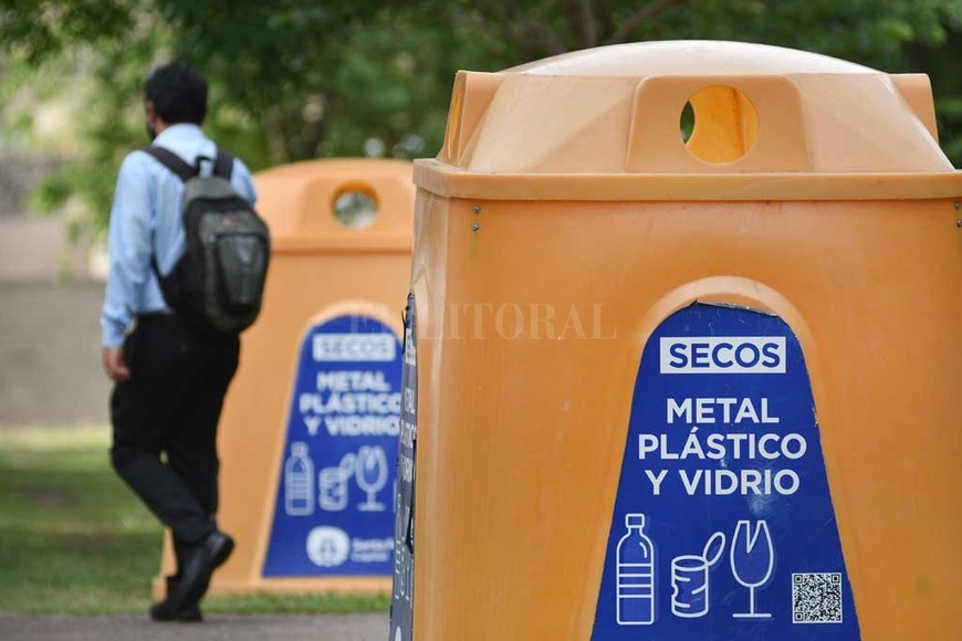 ELLITORAL_351681 |  Pablo Aguirre Punto Limpio en la Plaza Virgen del Rosario (Parque Sur). Allí, como en otros sitios distribuidos por la ciudad, se puede llevar papel, cartón, plástico, latas, vidrio, Telgopor y corcho. Todo limpio y seco.