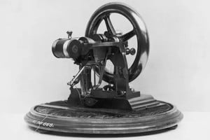 ELLITORAL_357100 |  Captura de Internet En 1846, Elias Howe obtuvo la primera patente por una máquina de coser funcional, realmente práctica y cuyas costuras no se deshacían.