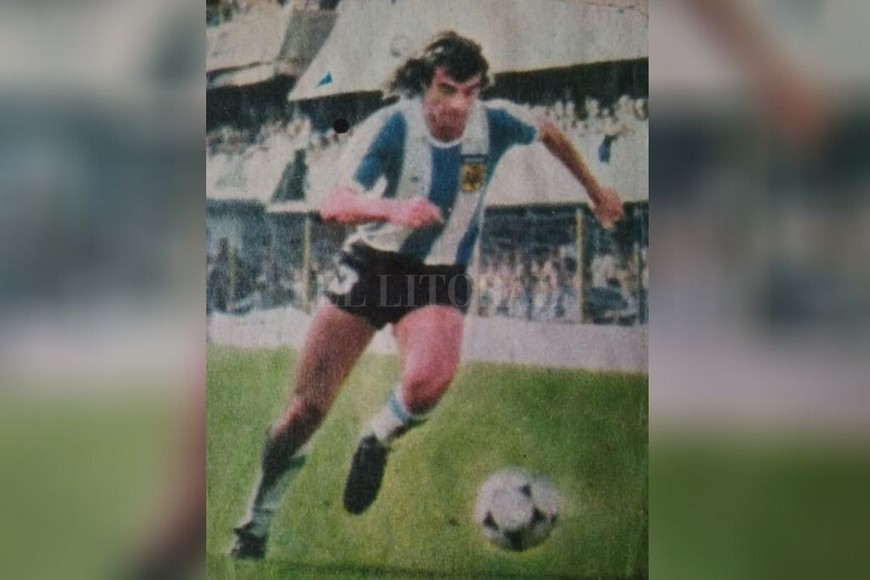 ELLITORAL_304855 |  Archivo Arranca Bottaniz por el costado izquierdo en el amistoso con Perú, jugado en la Bombonera a pocas semanas del arranque del Mundial. Antes, Argentina le había ganado a los peruanos en Lima.