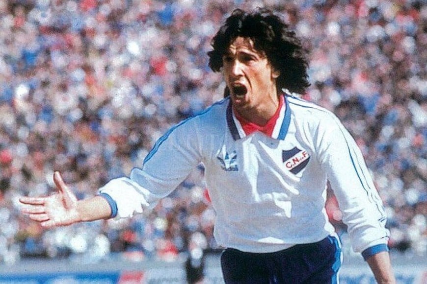 ELLITORAL_311820 |  El Litoral El grito de gol dibujado en el rostro de Victorino vistiendo la camiseta de Nacional con la que ganó todo lo que un jugador puede ganar en un club: torneo local, Libertadores e Intercontinental.