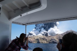 ELLITORAL_341015 |  Michael Schade Volcán Whakaari - Isla Blanca (Nueva Zelanda)