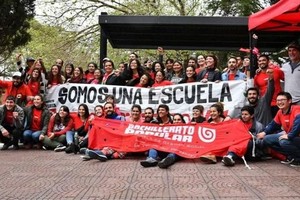 Gentileza Somos escuela . En las afueras del ministerio, los educadores y educandos del  bachi  festejaron el reconocimiento.