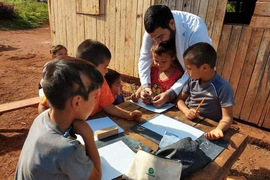 ELLITORAL_357601 |  Gentileza Mas allá de la alfabetización inicial, con sus alumnos trabajan en la prevención de: Dengue, Leishmaniosis, Coronavirus, Sarna, Rabia. También trabajan educación sexual integral; la prevención del abuso.