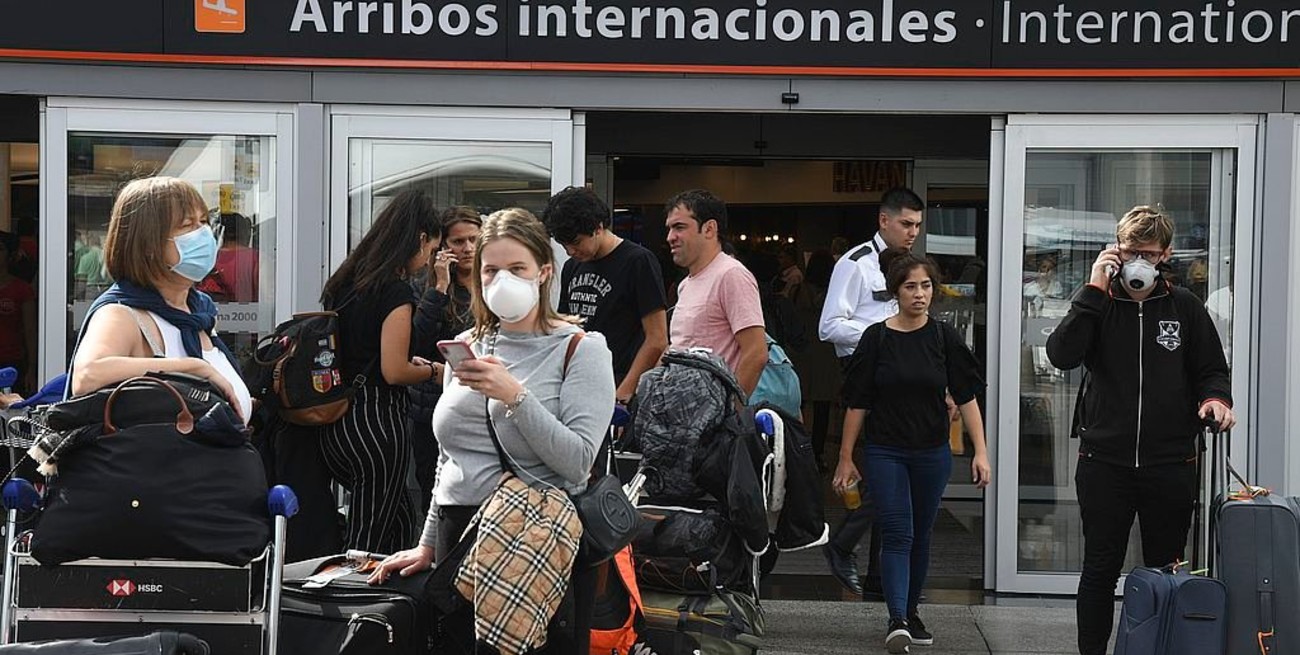 Gobierno restringirá los vuelos desde Brasil y definió que los que ingresen del exterior pagarán el PCR 