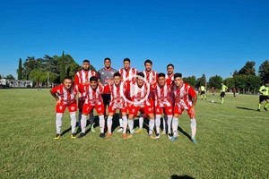 Archivo Ganó y festejó. Colón de San Justo, en su cancha, venció al último campeón Ateneo Inmaculada. La vuelta a las canchas trajo alivio en el ambiente liguista.