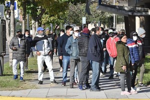 Guillermo Di Salvatore Santafesinos hacen cola por el primer pago del IFE.