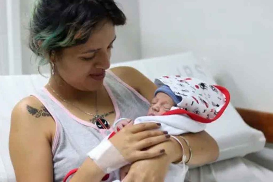 ELLITORAL_347334 |  Gentileza. Mamá Nadia y el pequeño Rodrigo, el primer bebé del 2021 en Rosario.