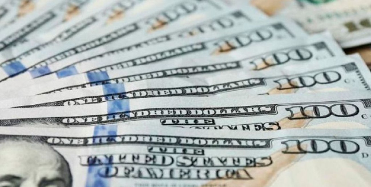 El dólar oficial se cotizó sin cambios y el blue avanzó un peso