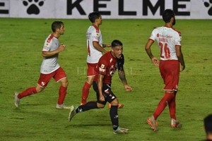Mauricio Garín Una pena, Brian. La imagen del festejo luego de su golazo contra Independiente de Avellaneda. En la otra fecha, fue titular y le hicieron el penal en Santiago del Estero. Ahora, luego de otro faltazo, volvió a desaparecer.