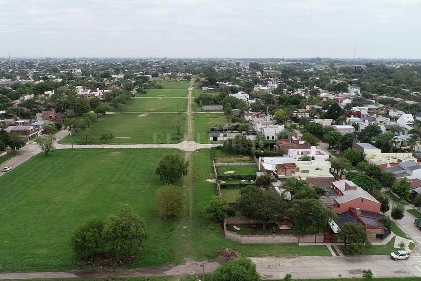 ELLITORAL_365796 |  Fernando Nicola Canchitas. La zona es conocida popularmente como las  canchitas de Macavi , donde hay arcos de fútbol, y en la manzana siguiente están las construcciones ilegales.