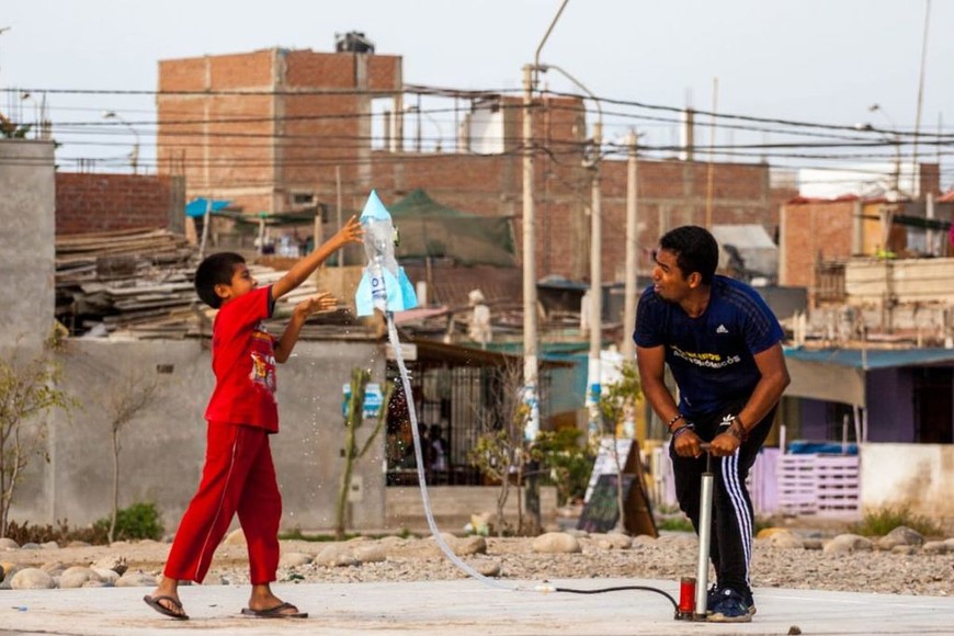 ELLITORAL_258202 |  Gentileza Los jóvenes venezolanos realizan todo tipo de actividades didácticas, entre ellas, la simulación de un cohete.
