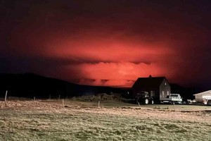 ELLITORAL_364201 |  Twitter Una erupción volcánica iluminó el cielo cerca de la capital de Islandia.