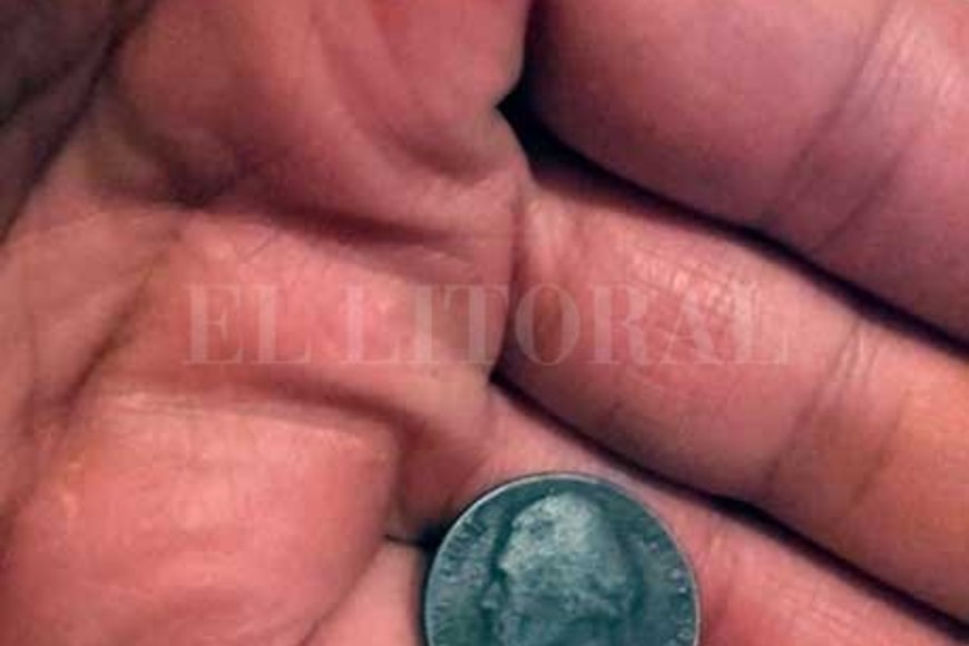ELLITORAL_279079 |  Gentileza Una antiquísima moneda que data de otras épocas, otro de los tesoros encontrados.