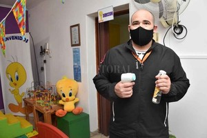 ELLITORAL_341134 |  Flavio Raina Fernando Collados, con todo listos para la vuelta a clases.