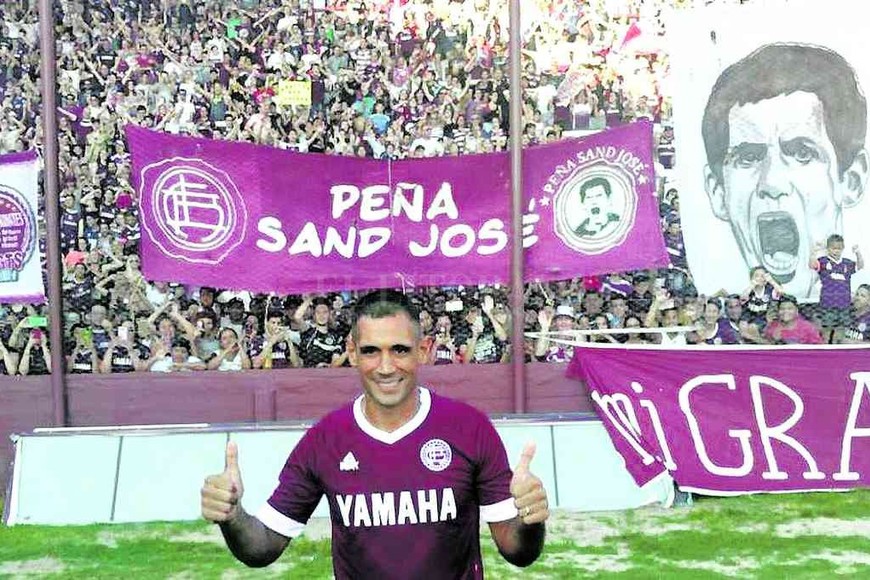 ELLITORAL_359247 |  Archivo En Lanús, Gardel y Lepera. Es ídolo total del pueblo granate, donde consiguió goles, distinciones, campeonatos e hizo historia grande. Hizo famoso un club con corazón de barrio.