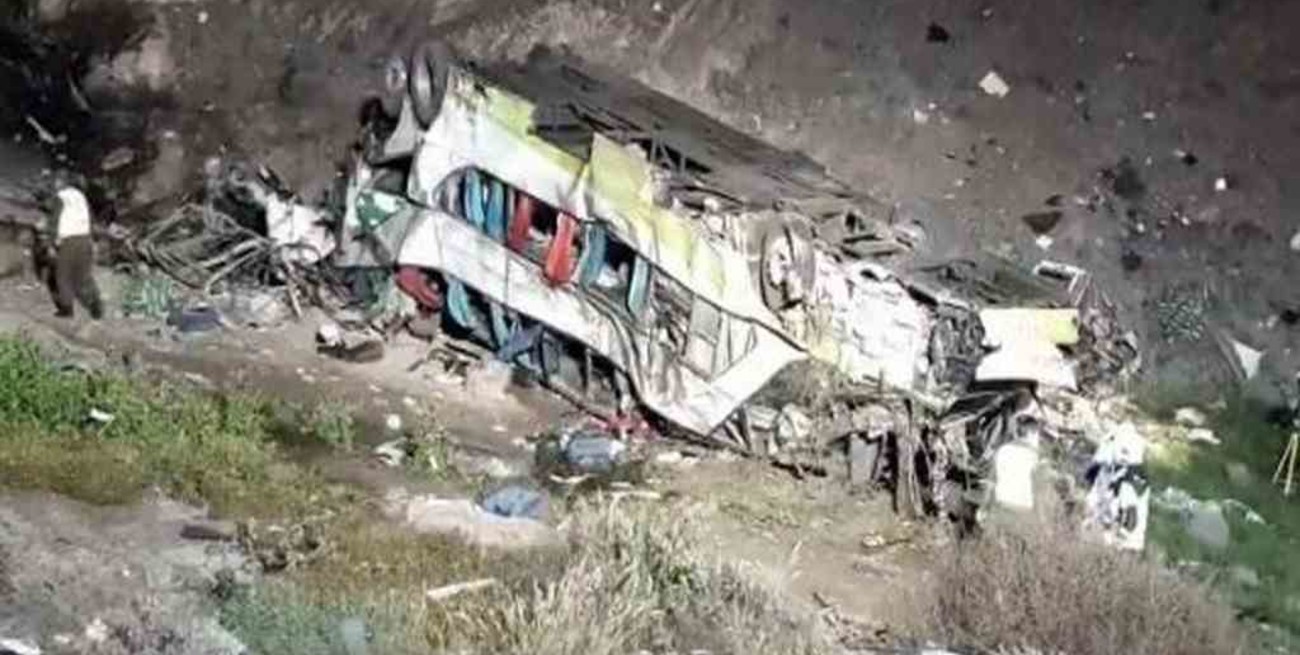 Chile: un autobús cayó por un barranco y dejó al menos 17 muertos