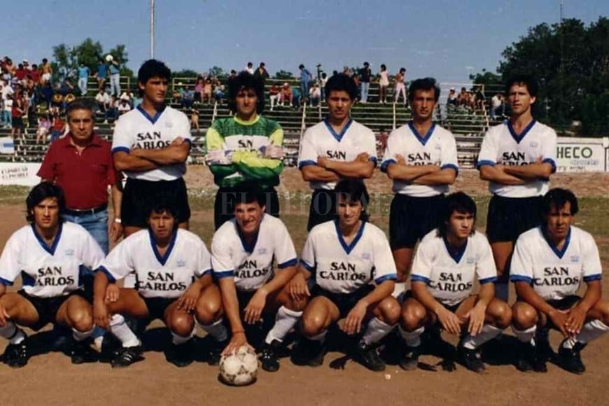 ELLITORAL_311207 |  Archivo Formación inolvidable. El equipo de Atenas campeón de 1990 sigue presente en la memoria del fútbol santafesino.