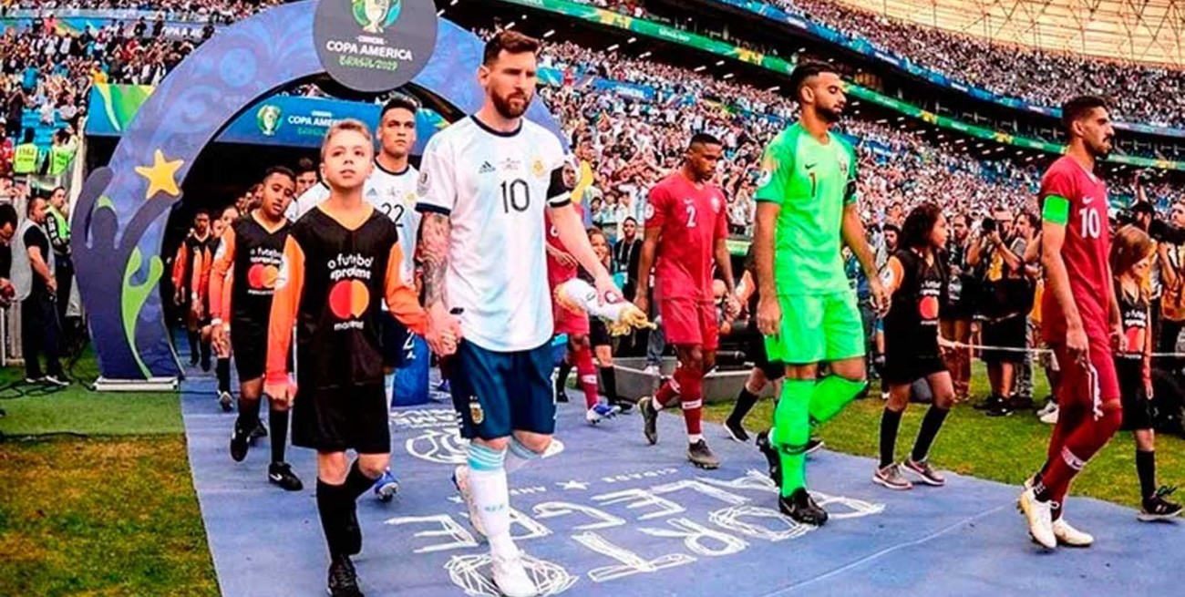 La historia del niño que entró a la cancha con Messi: "Tararea el himno"