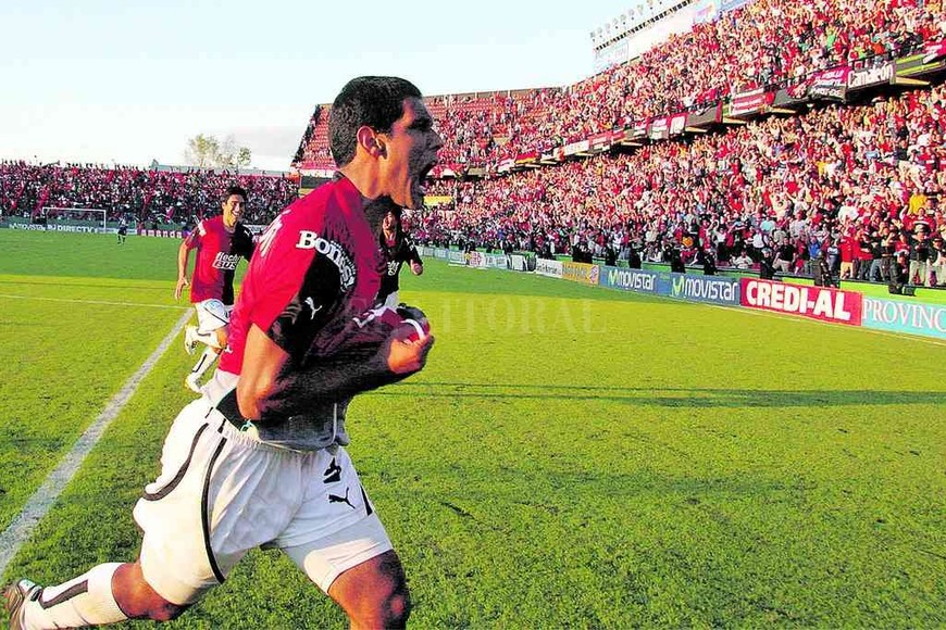 ELLITORAL_359245 |  Luis Cetraro Colón capítulo 2. En la temporada 2006/2007 jugó un poco más que en la etapa anterior en la ciudad: 24 partidos en total y marcó 7 goles.