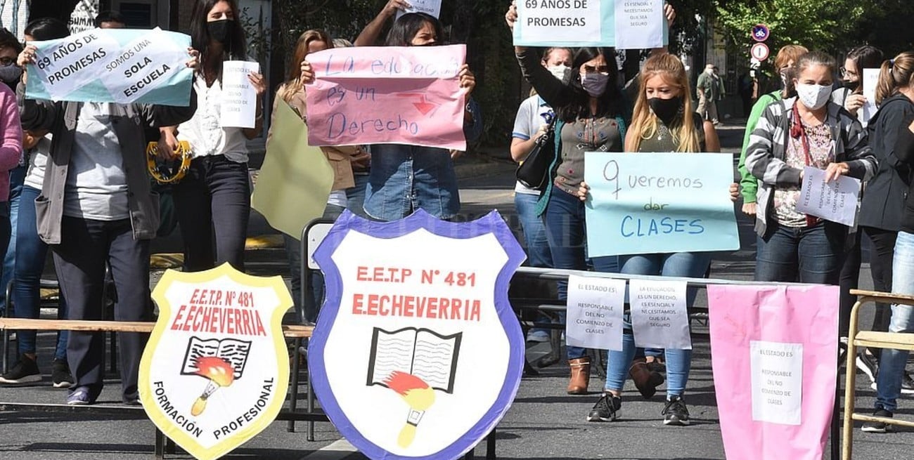 Docentes y alumnos de la escuela Echeverría reclamaron el regreso a la presencialidad