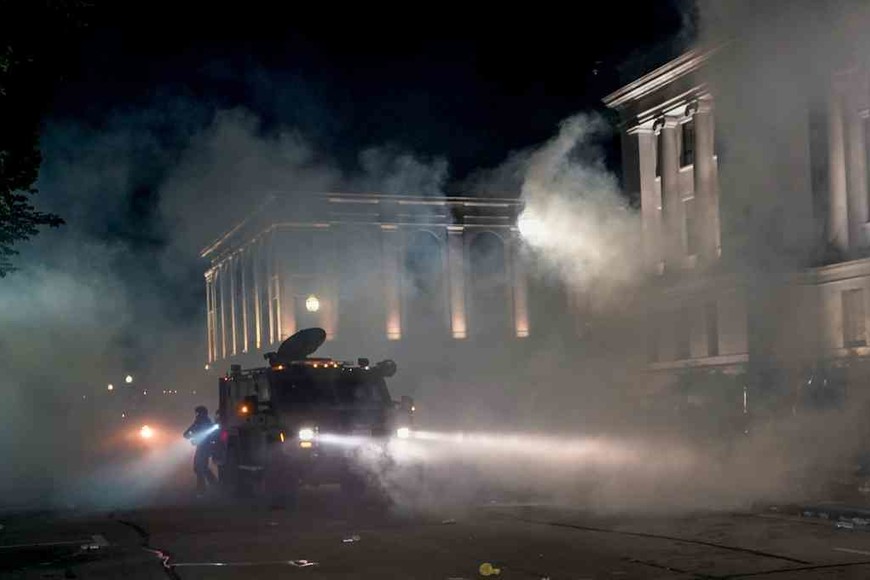 ELLITORAL_321509 | Morry Gash La ira por el tiroteo de un hombre negro por parte de la policía se extendió a las calles de Kenosha por segunda noche este lunes, y la policía volvió a disparar gases lacrimógenos contra cientos de manifestantes.