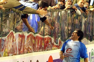 Archivo El Litoral El grito más esperado. Así festeja, de cara a la gente, Diego Armando Maradona su gol en la Tecnológica.