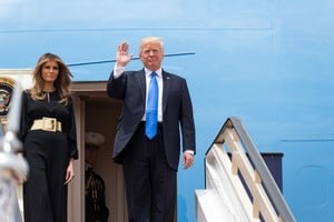 Shealah Craighead/White House El presidente de Estados Unidos, Donald Trump, y su mujer, Melania Trump, saludan el 20/05/2017 a su llegada a Riad, Arabia Saudí. El mandatario se encuentra inmerso junto a su mujer en una visita a Arabia Saudí.  
(Vinculado a la cobrtura de dpa sobre el primer viaje al extranjero de Donald Trump del 21/05/2017) foto: Shealah Craighead/White House via ZUMA Wire/dpa