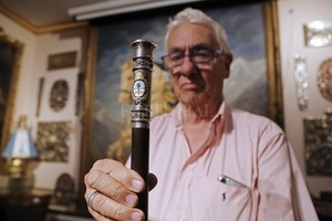 ELLITORAL_270002 |  NA Juan Carlos Pallarols con el bastón que está creando para el presidente electo Alberto Fernández.